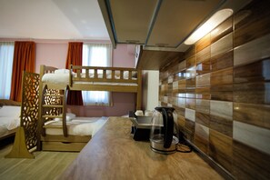 Familienzimmer, Balkon, Gartenblick | Zimmersafe, Bügeleisen/Bügelbrett, kostenloses WLAN