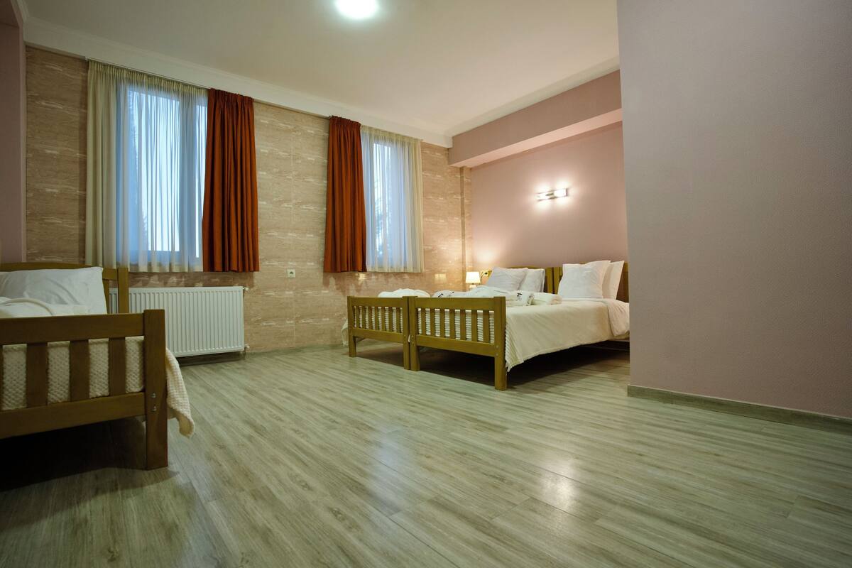 Quarto triplo, vista para a cidade | Cofres nos quartos, ferros/tábuas de passar roupa, Wi-Fi de cortesia