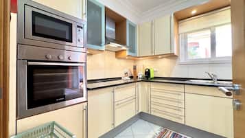 Microondas, cafetera/tetera, utensilios de cocina