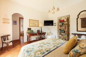 1 habitación, tabla de planchar con plancha, wifi gratis y ropa de cama