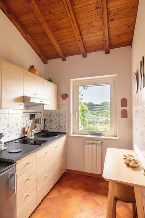 Kühlschrank, Mikrowelle, Wasserkocher mit Kaffee-/Teezubehör