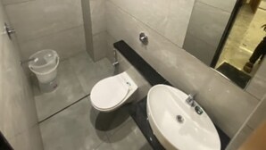 Une salle de bain moderne équipée de toilettes, d’un bidet et d’un lavabo.