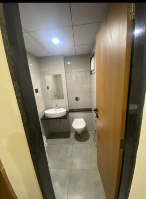 Classic Double Room | Bathroom | Towels, soap, shampoo
