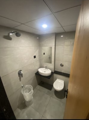 Habitación Confort | Baño | Toallas, jabón, shampoo