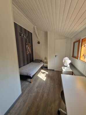 6 makuuhuonetta, silitysrauta/-lauta, Wi-Fi, vuodevaatteet