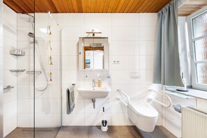 Regadera, amenidades de baño gratuitas, secadora de cabello, toallas 