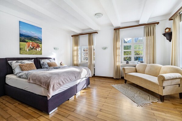 3 chambres, fer et planche à repasser, Wi-Fi, draps fournis