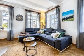 TV, stereo - Farmhouse 'Kempers Auszeit' with Mountain View, Private Terrace and Wi-Fi (Plettenberg)