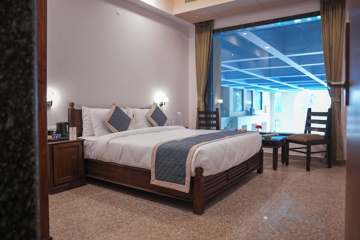 Deluxe Double Room, Balcony, City View | Free WiFi, bed sheets