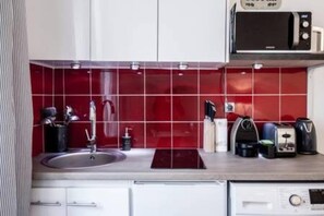 Apartment | Private kitchen | Fridge, microwave, stovetop, dishwasher - Cozy Apartment- 1br/4p - Montmartre/sacre Coeur (Paris)