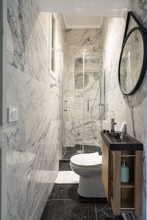 Apartment | Bathroom | Hair dryer, towels, shampoo - Family Apartment - 3br/10p - Passy / Eiffel Tower (Paris)