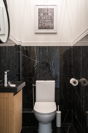 Apartment | Bathroom | Hair dryer, towels, shampoo - Family Apartment - 3br/10p - Passy / Eiffel Tower (Paris)