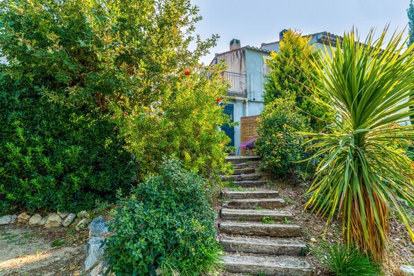 Property grounds - Holiday Home 'Rooftop Terrace in Provence' with Private Terrace, Wi-Fi and Air Conditioning (Eyragues)