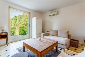 Fireplace - Holiday Home 'Rooftop Terrace in Provence' with Private Terrace, Wi-Fi and Air Conditioning (Eyragues)