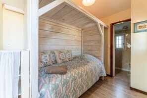 1 bedroom, WiFi, bed sheets - Holiday Home 'Rooftop Terrace in Provence' with Private Terrace, Wi-Fi and Air Conditioning (Eyragues)