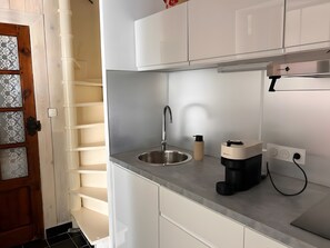 Fridge, oven, stovetop, coffee/tea maker