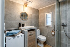 Dusch, gratis toalettartiklar och handdukar