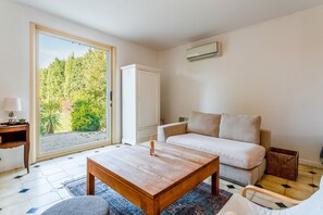 Fireplace - Holiday Home 'Rooftop Terrace in Provence' with Private Terrace, Wi-Fi and Air Conditioning (Eyragues)