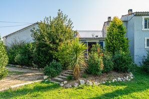 Exterior - Holiday Home 'Rooftop Terrace in Provence' with Private Terrace, Wi-Fi and Air Conditioning (Eyragues)