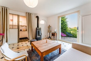 Fireplace - Holiday Home 'Rooftop Terrace in Provence' with Private Terrace, Wi-Fi and Air Conditioning (Eyragues)