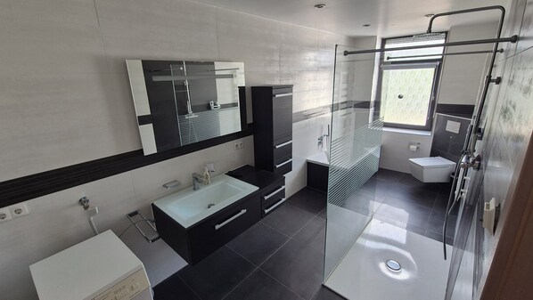 Bathroom - Deluxe Downtown Apartment (Kaiserslautern)