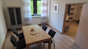 Dining - Deluxe Downtown Apartment (Kaiserslautern)