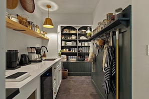 Wasserkocher mit Kaffee-/Teezubehör, Kühlschrank, Mikrowelle, Ofen