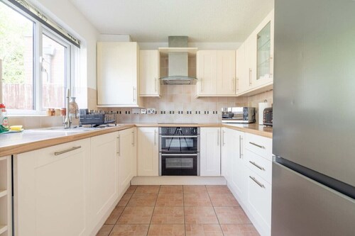 4-Bed Home with Garden & Parking – Nr Hosp & City