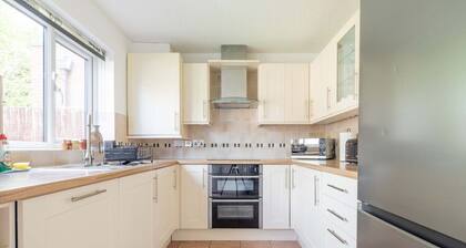 4-Bed Home with Garden & Parking – Nr Hosp & City