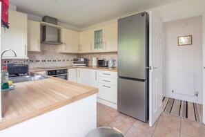 冷蔵庫、電子レンジ、オーブン、コンロ