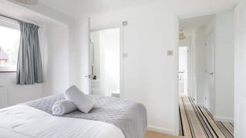 4 bedrooms, desk, iron/ironing board, WiFi