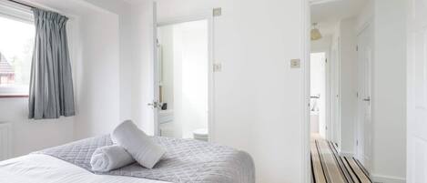 4 bedrooms, desk, iron/ironing board, WiFi