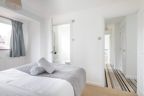 4-Bed Home with Garden & Parking – Nr Hosp & City