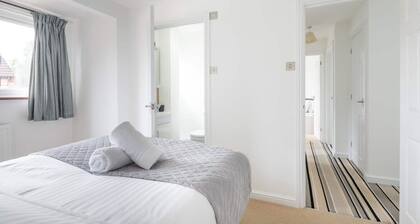 4-Bed Home with Garden & Parking â Nr Hosp & City