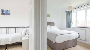 4 bedrooms, desk, iron/ironing board, WiFi