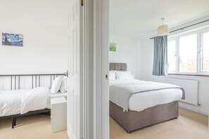 4 Schlafzimmer, Schreibtisch, Bügeleisen/Bügelbrett, WLAN