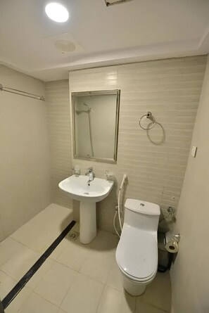 Shower, towels, soap, shampoo - Makarem Al Hijra Hotel (Makkah)