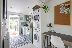 Batterie de cuisine, vaisselle et ustensiles