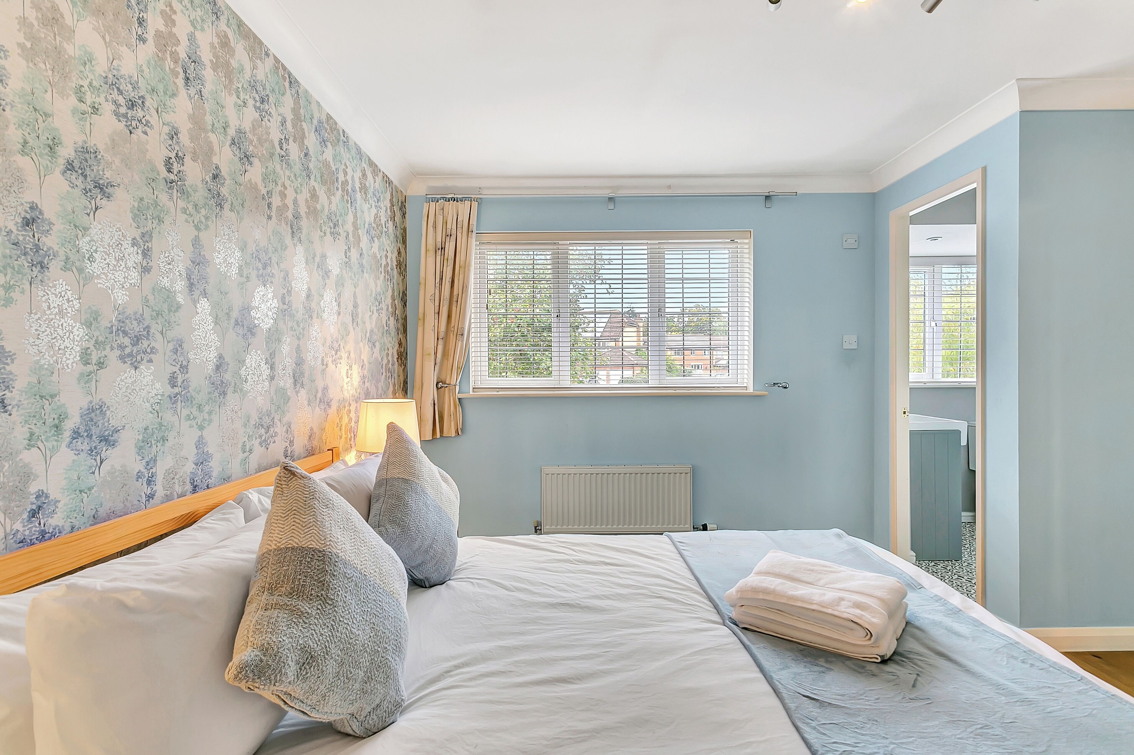 4 kamar tidur, setrika/meja setrika, Wi-Fi gratis, dan seprai linen