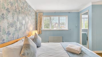 4 kamar tidur, setrika/meja setrika, Wi-Fi gratis, dan seprai linen