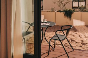 Executive with Garden and Jacuzzi | Minibar, värdeförvaringsskåp på rummet och individuell inredning