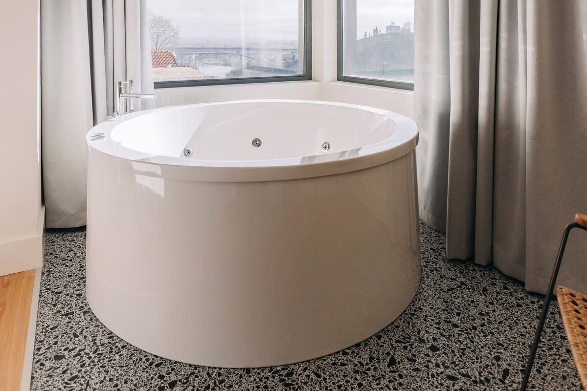 Suite Royal with View and Jacuzzi | Minibar, in-room safe, desk, blackout drapes