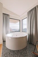 Suite Royal with View and Jacuzzi | ミニバー、セーフティボックス (室内)、客室ごとに異なる装飾、デスク