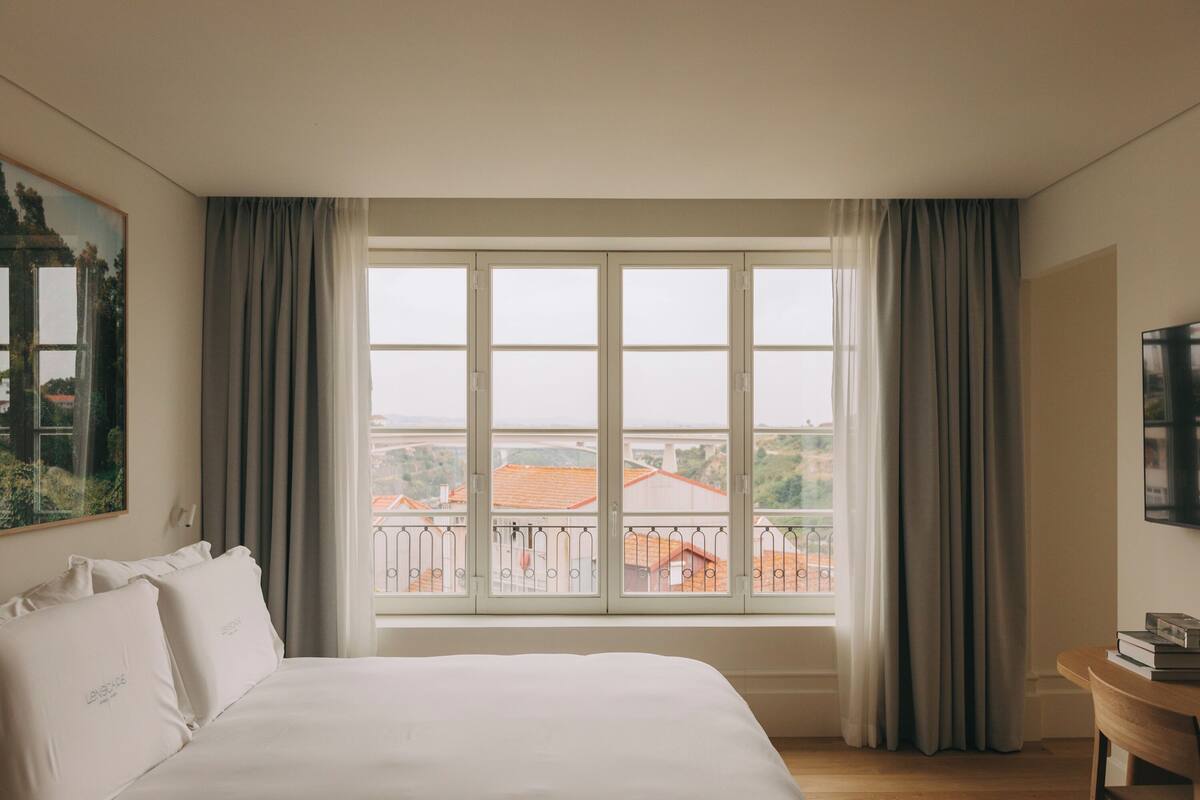 Executive with View | Minibar, in-room safe, desk, blackout drapes