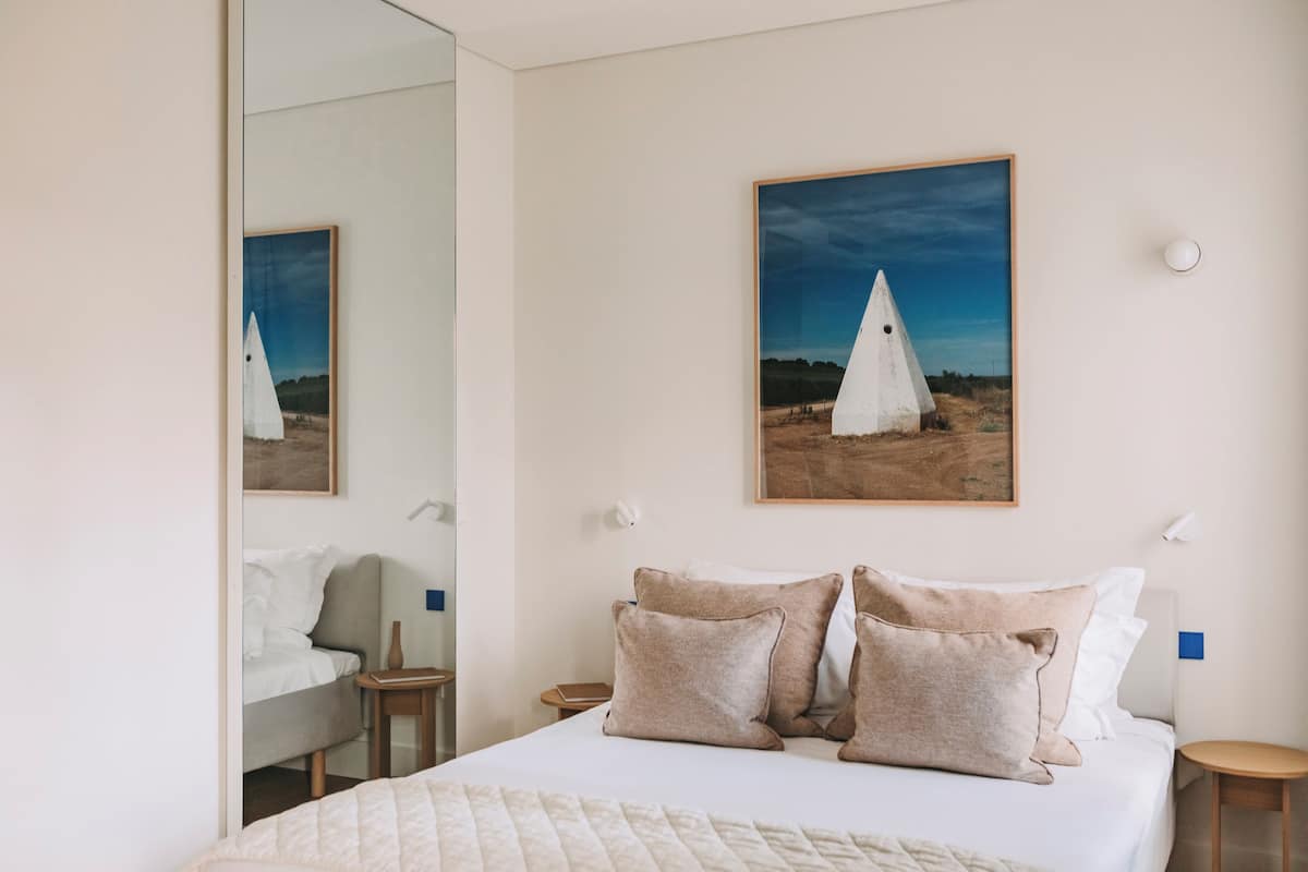 Eenvoudige kamer | Individueel gedecoreerd, een bureau, gratis wifi