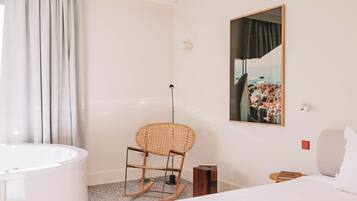 Suite Royal with View and Jacuzzi | Minibar, in-room safe, desk, blackout drapes
