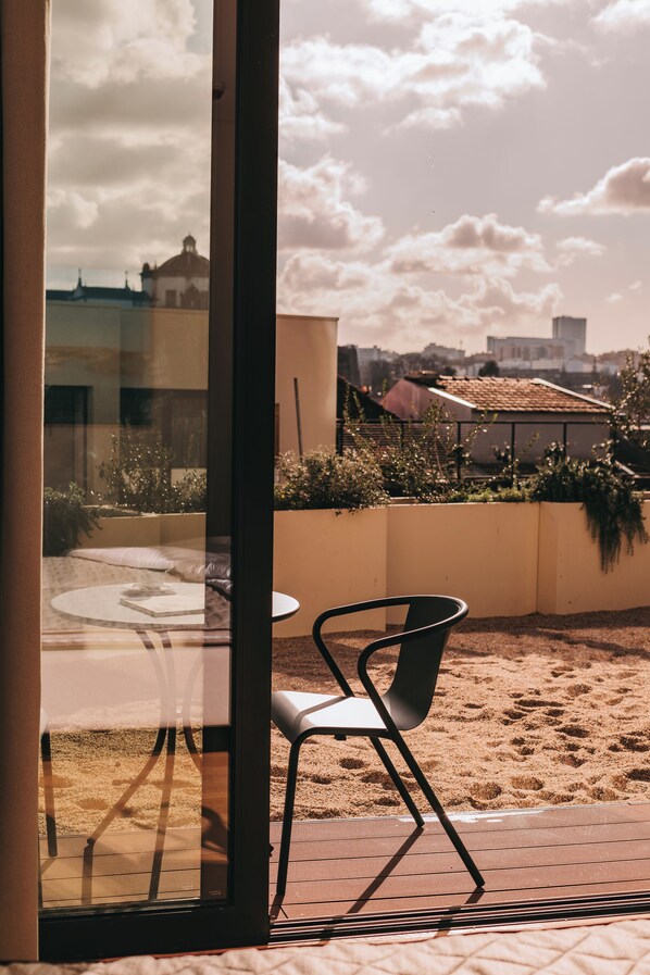 Executive with Garden and Jacuzzi | Minibar, coffre-fort, décor unique, bureau