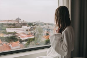Suite Royal with View and Jacuzzi | Minibar, brankas, didekorasi berbeda-beda, dan meja kerja