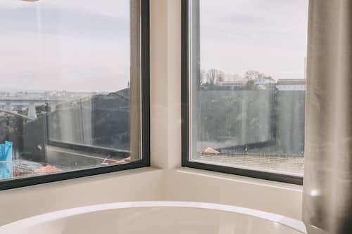 Suite Royal with View and Jacuzzi | Minibaari, tallelokero huoneessa, yksilöllisesti sisustettu, työpöytä