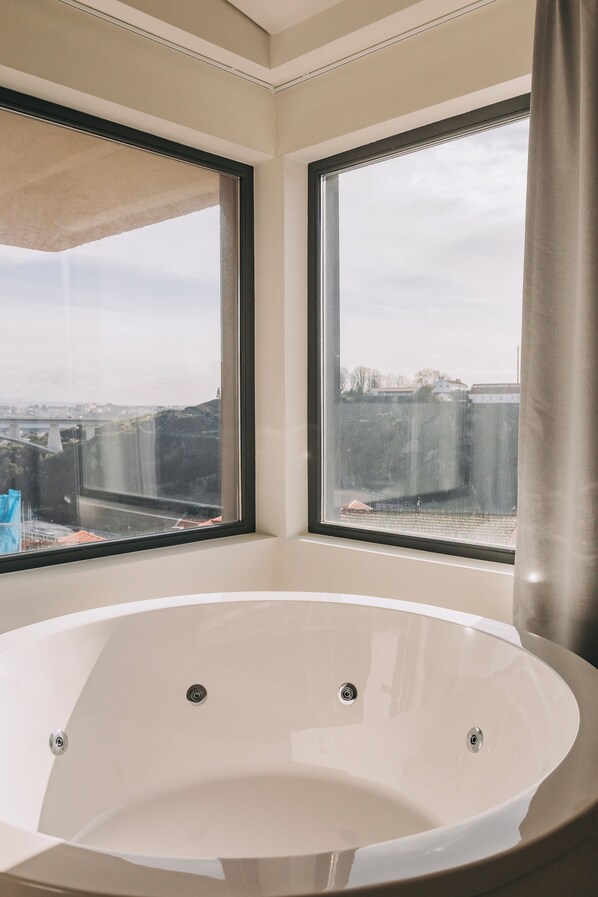 Suite Royal with View and Jacuzzi | Minibar, värdeförvaringsskåp på rummet och individuell inredning